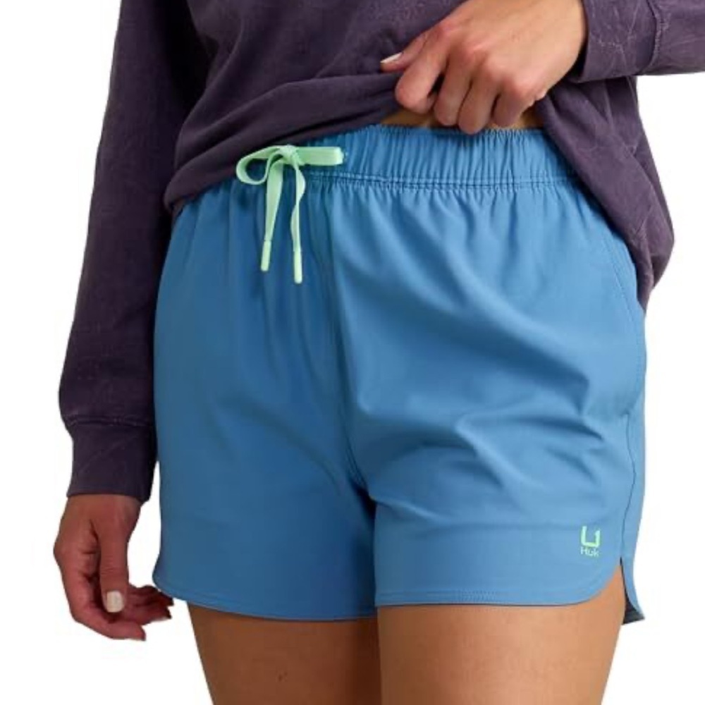 Huk Pursuit Volley Quick-Dry Fishing Shorts Quiet Harbor Blue & Long Sleeve Top